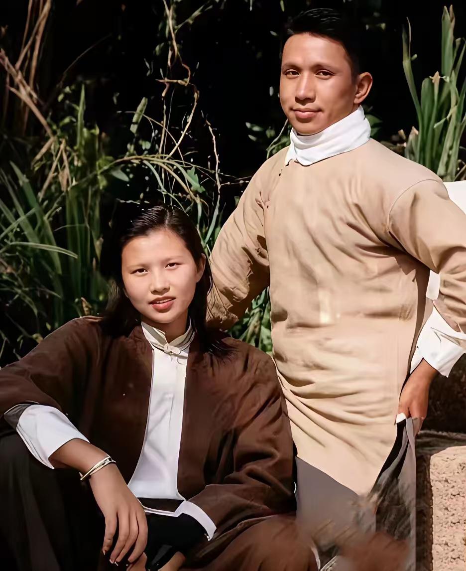 1942年苏中抗日根据地，粟裕与新婚妻子楚青留下的珍贵合影。

此时抗日战争正处