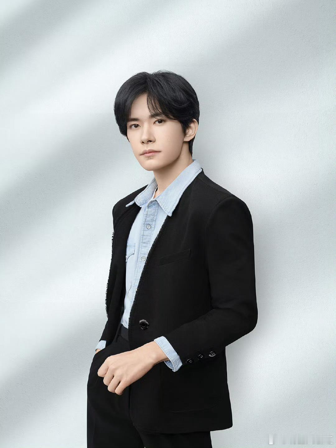 #易烊千玺牛仔衬衫西装叠搭造型#千玺，衣品很好的一位#明星大咖汇# ​​​