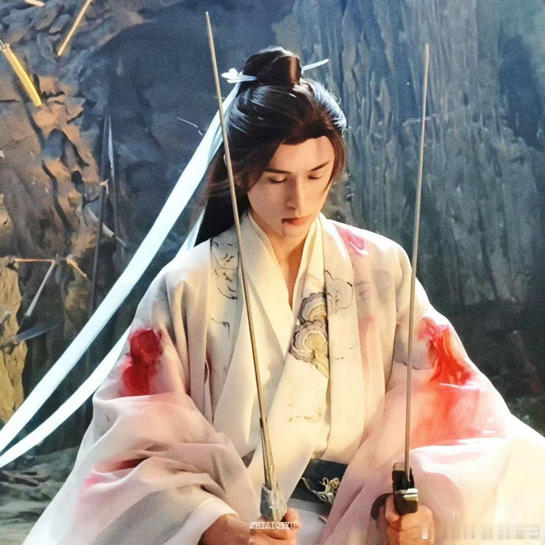 拖走这个战损张云龙来战 张云龙战损版萧逸寒造型太亮眼了，染血衣袍配剑锋，战损美学