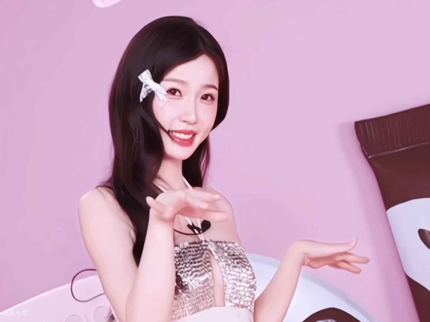虞书欣品牌直播动图，怎么可以这么可爱[太开心] ​​​
