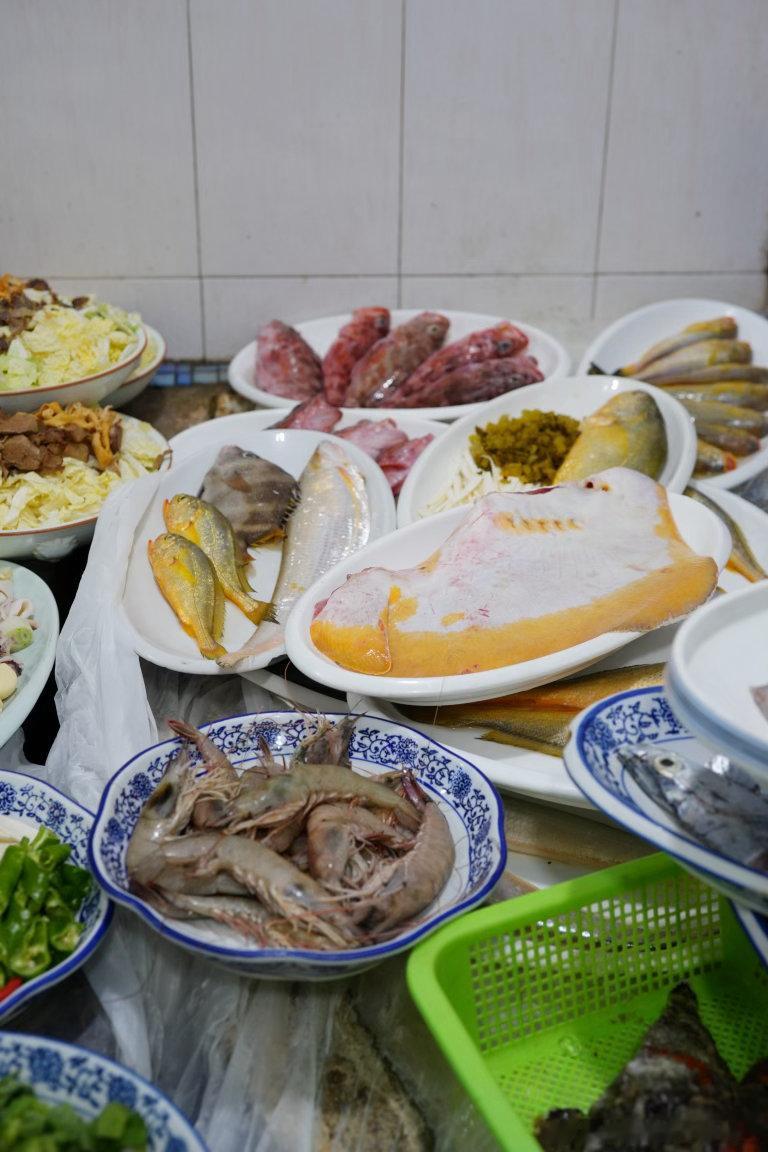 很喜欢宁波的饭摊模式，时令性强，丰俭由人，所见即所得。虽然很多地方也有这样的明档