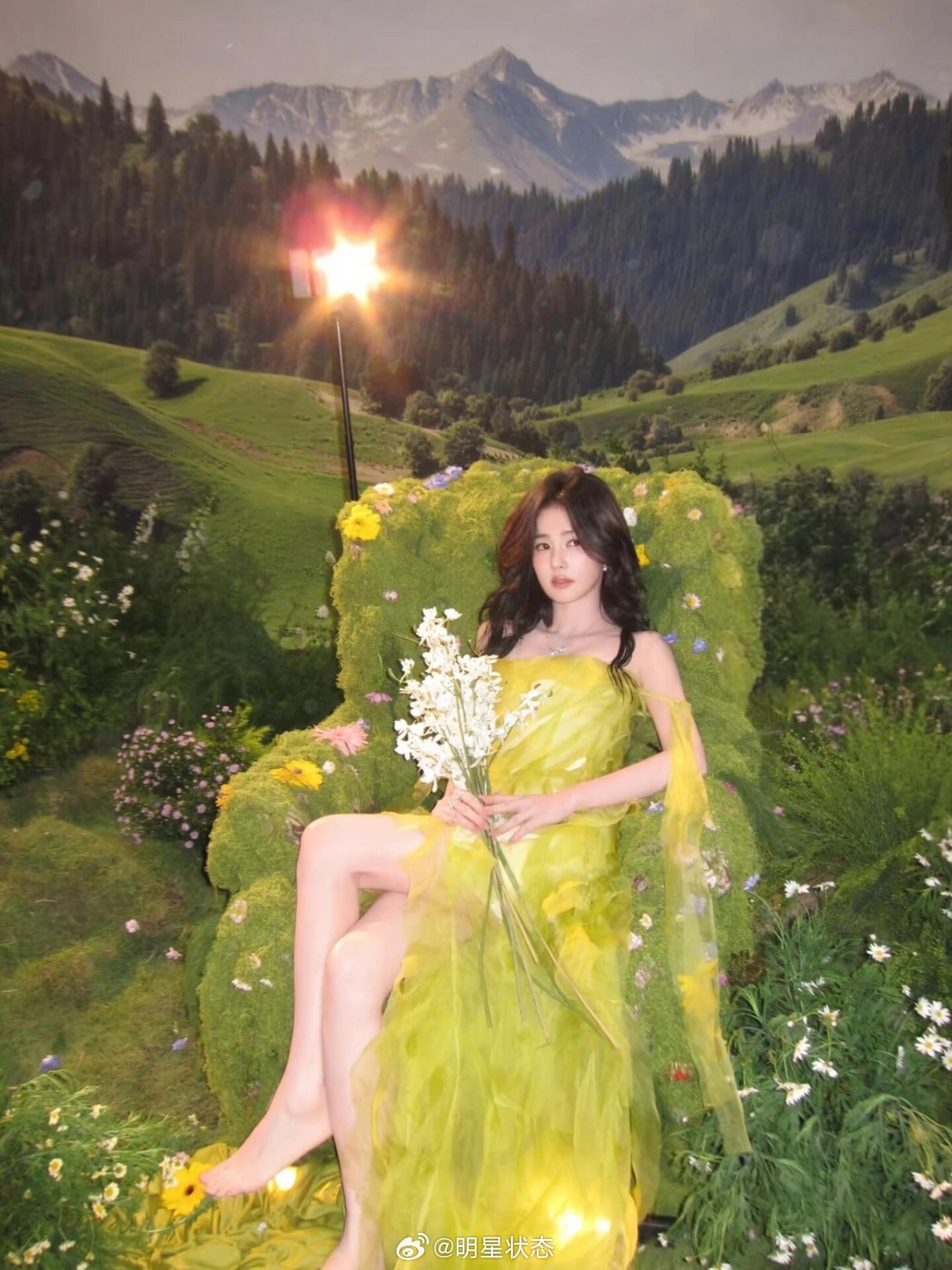白鹿像极了深山里的小精灵 ​​​