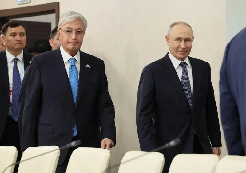 哈萨克斯坦总统与普京同台，呼吁冻结乌克兰战事。
其实这事不在于哈萨克斯坦总统托卡
