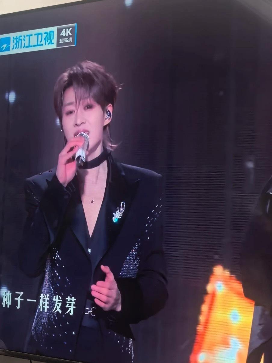 一个个手都冻得通红孩子们手冻得比通沟那天还红 