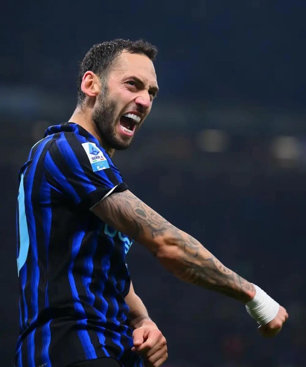 天塌了，谁来替？在国际米兰与那不勒斯比赛中受伤的恰尔汗奥卢的伤势比预想中的严重，