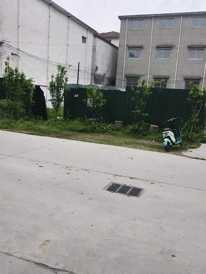 领个工资象做贼
     最近，公司效益不好，工资不能按时发，谁急先发谁
   