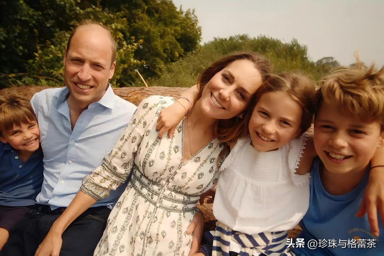 妈妈凯特是家庭绝对的核心，夏洛特将来的家庭地位一目了然！威尔士亲王家发布圣诞贺卡