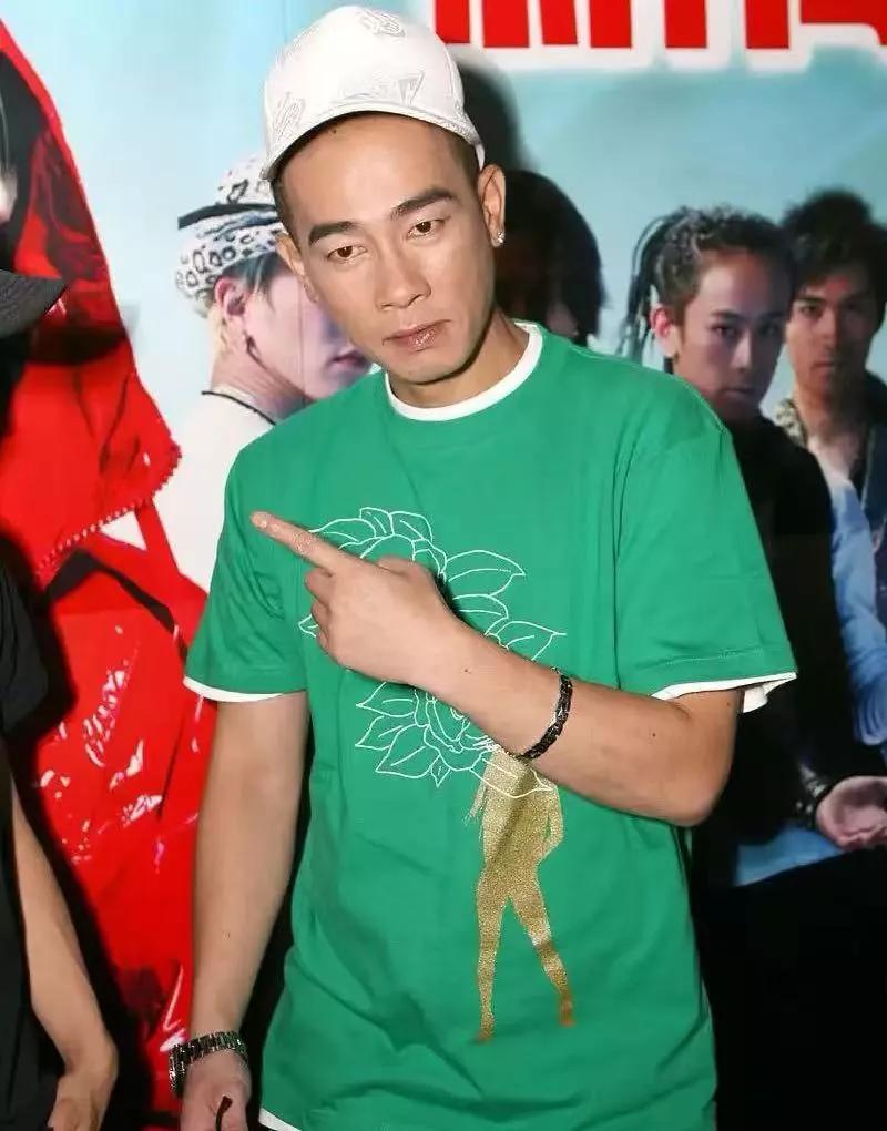 突然开始理解58岁的陈小春了

有人说他没啥音乐作品凭啥开演唱会

要知道22岁