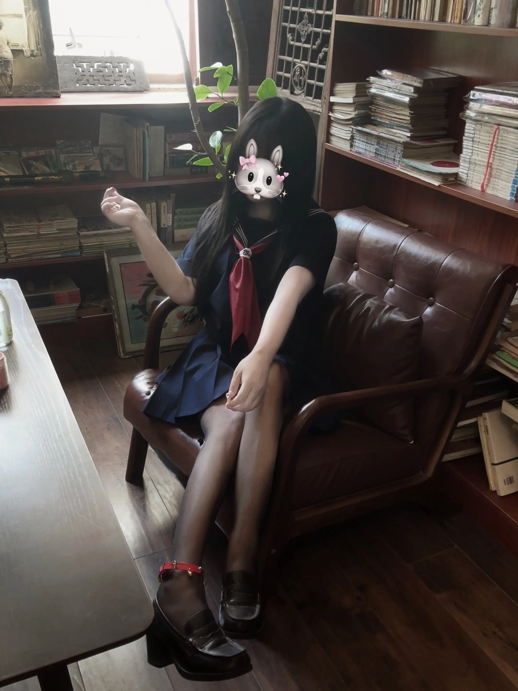 我一直在哭 我的眼泪顺着我的超大黑眼圈 我塌塌的蒜头鼻 我突出的颧骨 ...