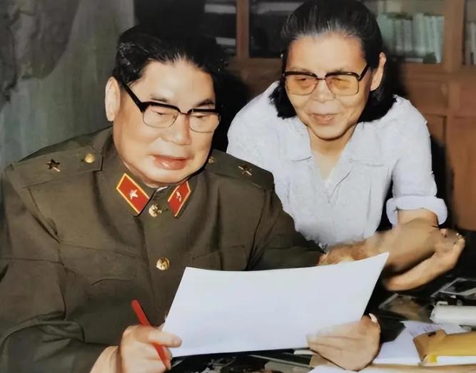 1990 年，79 岁的杨得志新婚，迎娶了石莉，结婚当晚，杨老将军握着石莉的手，