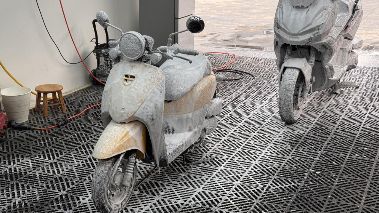 突然想起，还有不到20天就过年啦
要提前陆续把车洗干净了…
不然春节会悄悄来到身