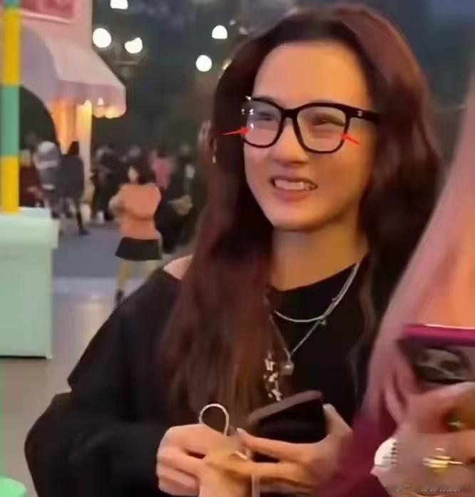 路人镜头下的宋祖儿，发际线后移，额头大脸也圆润不少，戴着黑框眼镜也难掩疲态，眼袋