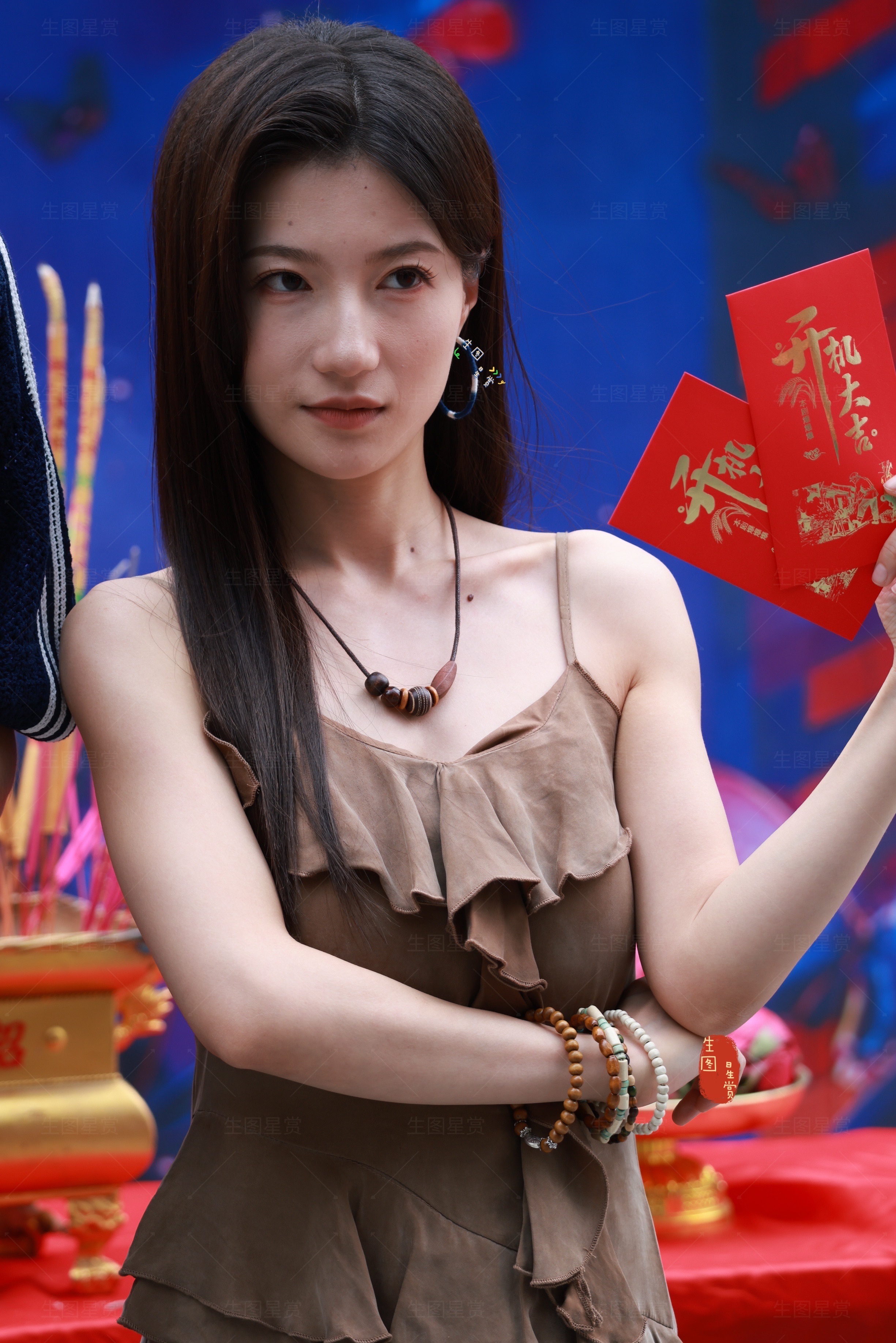 兰岚新剧今夜蝴蝶降落 开机生图高冷感姐走路带风