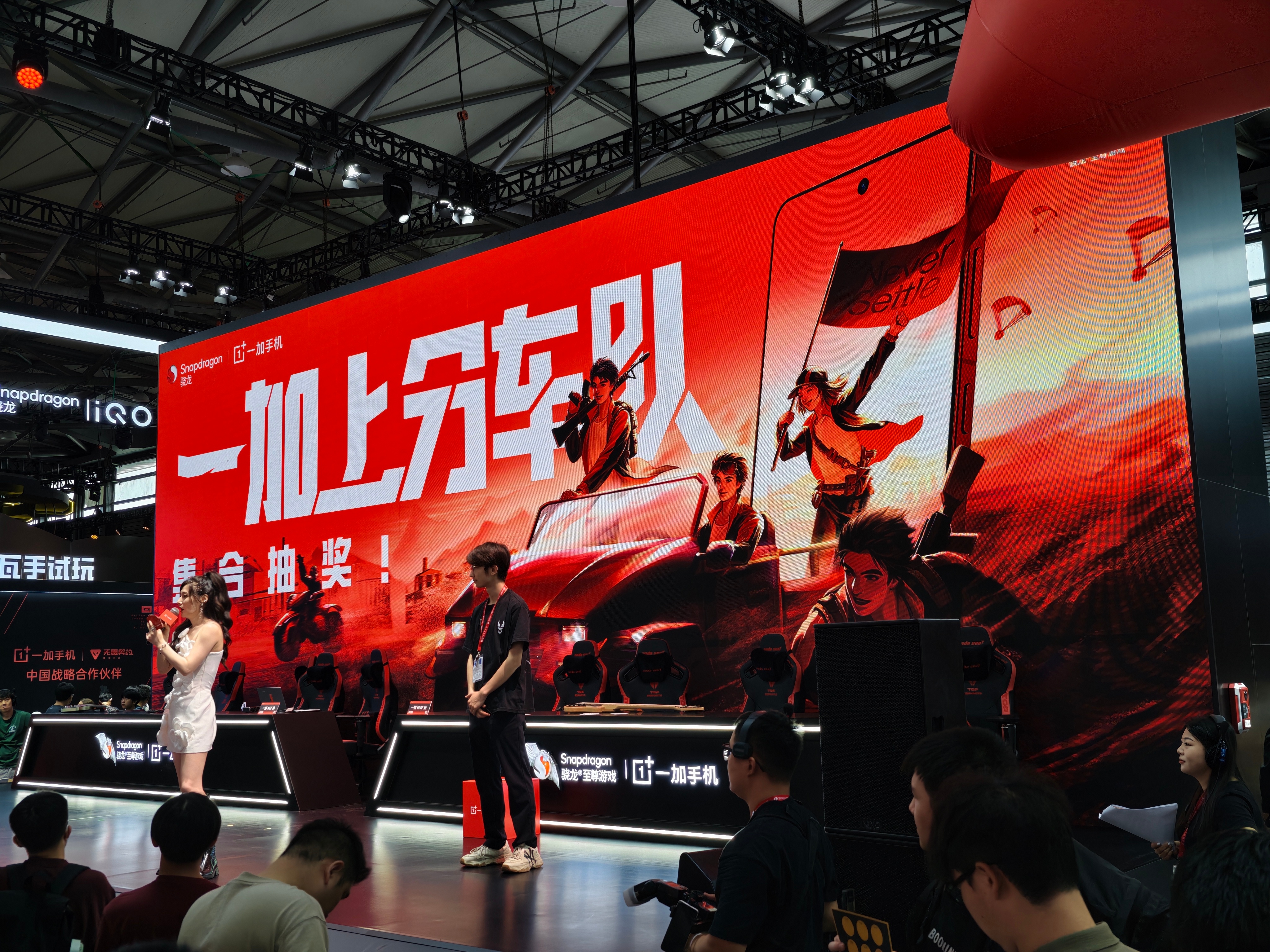 一加在Chinajoy的展馆，原神联名做了三年了，最新的是丝柯克，游戏部分和无畏