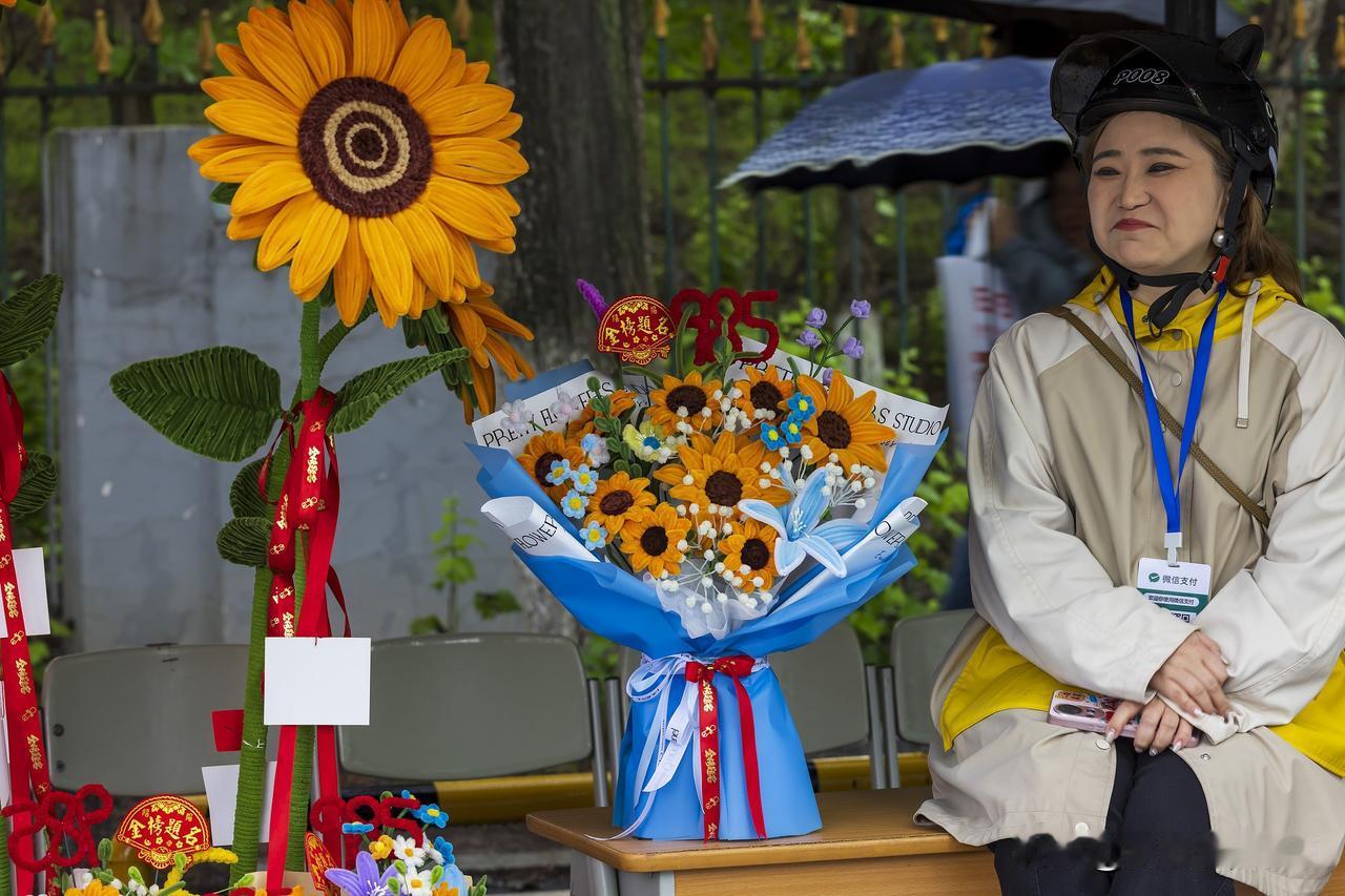 今年高考首日反差感确实很明显，上午语文整体平和，不少孩子发挥得比较从容，下午数学