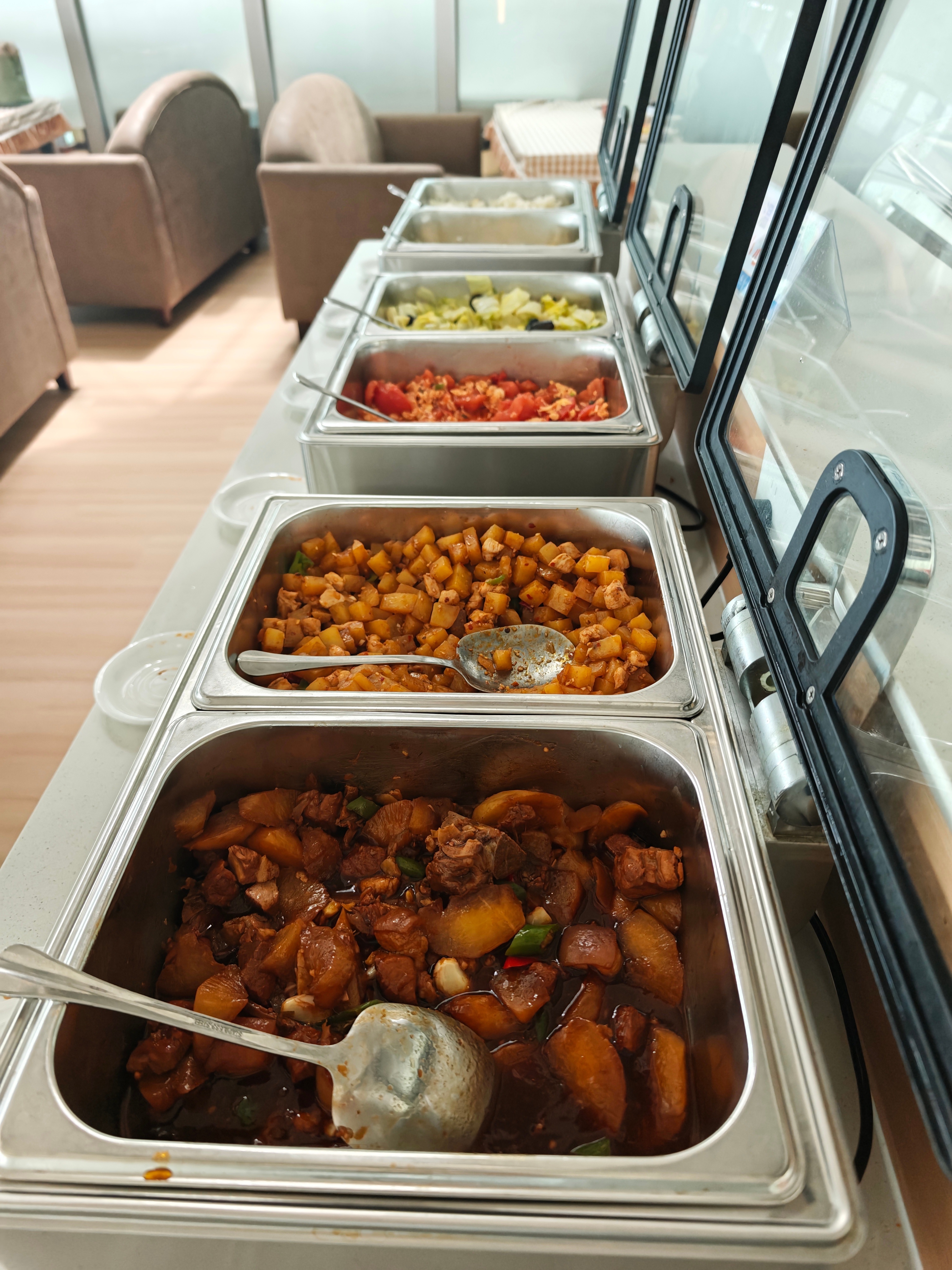 这么多年了，扬泰机场休息室的餐食终于提升了，要是能有干拌面+腰花汤就好了 扬州·