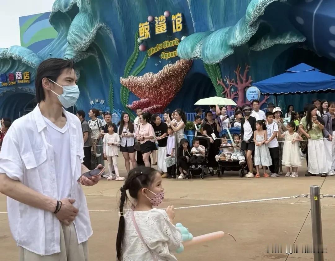 向佐郭碧婷一家带娃来珠海长隆游玩！

7月21日，有游客接连偶遇到向佐、郭碧婷带