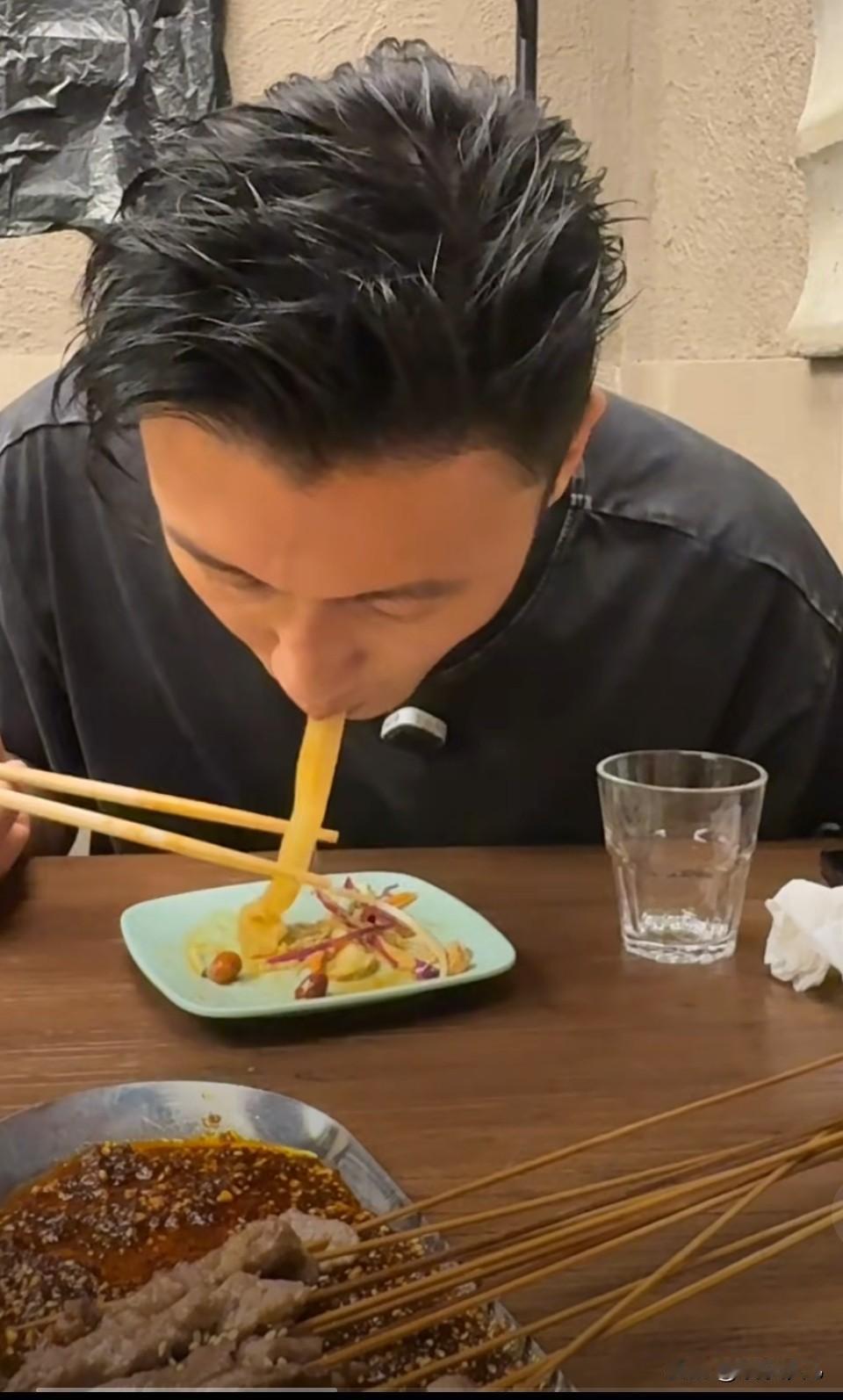 谢霆锋东北吃烤串


谢霆锋吃烤串，凉皮还有其它菜，他说美味极了！很合他的胃口，