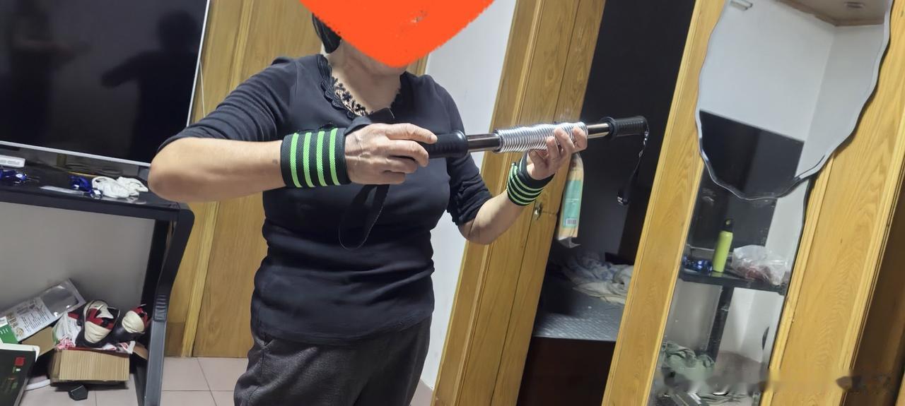 我一个熟人，现在痴迷运动，她买了好多运动器材。每天跟着视频中的直播学习。

她表