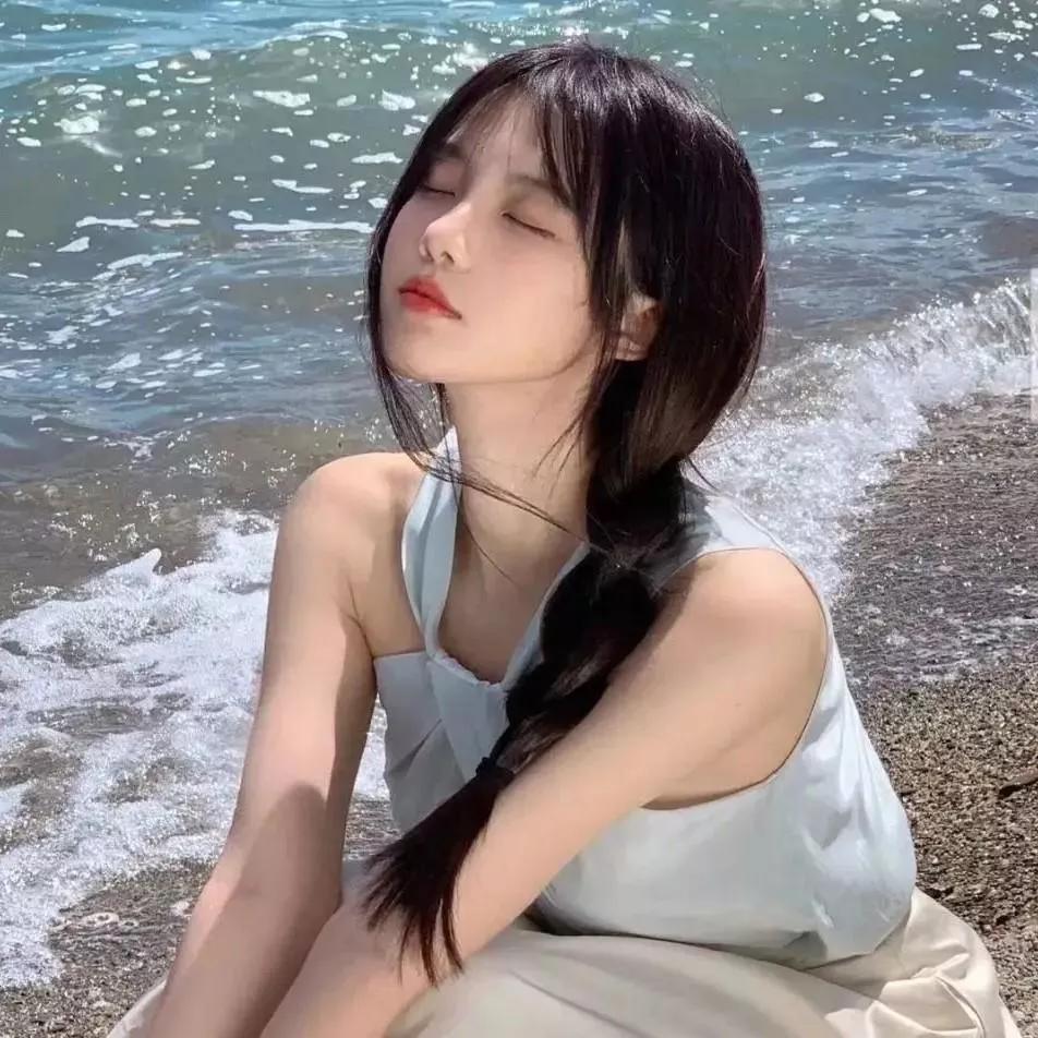 海风吹拂，宁静的夏日午后，享受阳光的温柔拥抱。