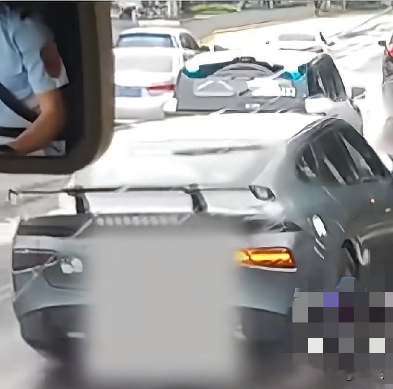 近日，深圳东滨路一司机驾驶小车开进公交站积水区路面，然后加速驶过，站台候车的乘客
