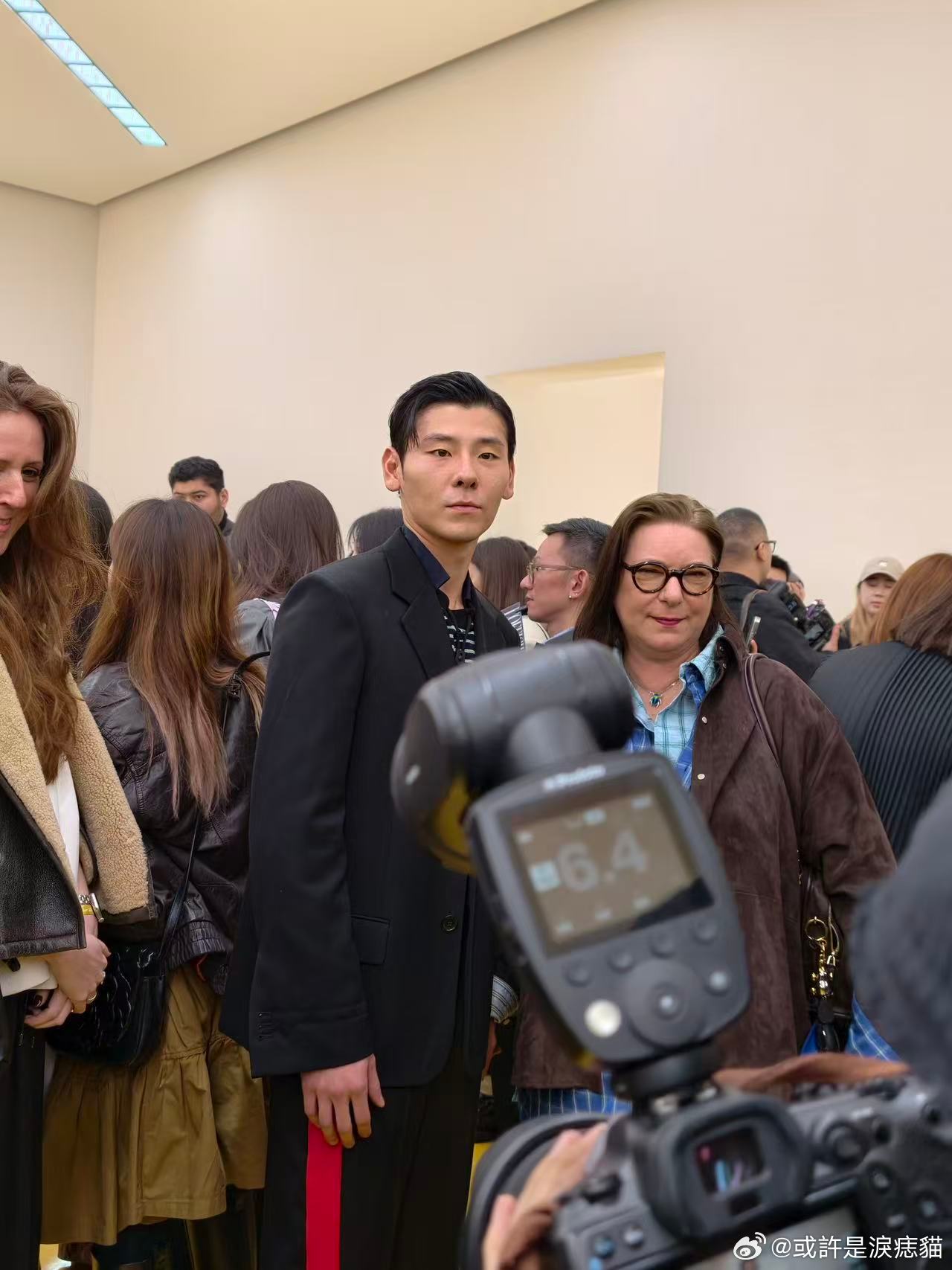 罗意威生图 蒋奇明黑色西装现身秀场，贴头皮造型硬气十足，气场满分，生图也能散发大