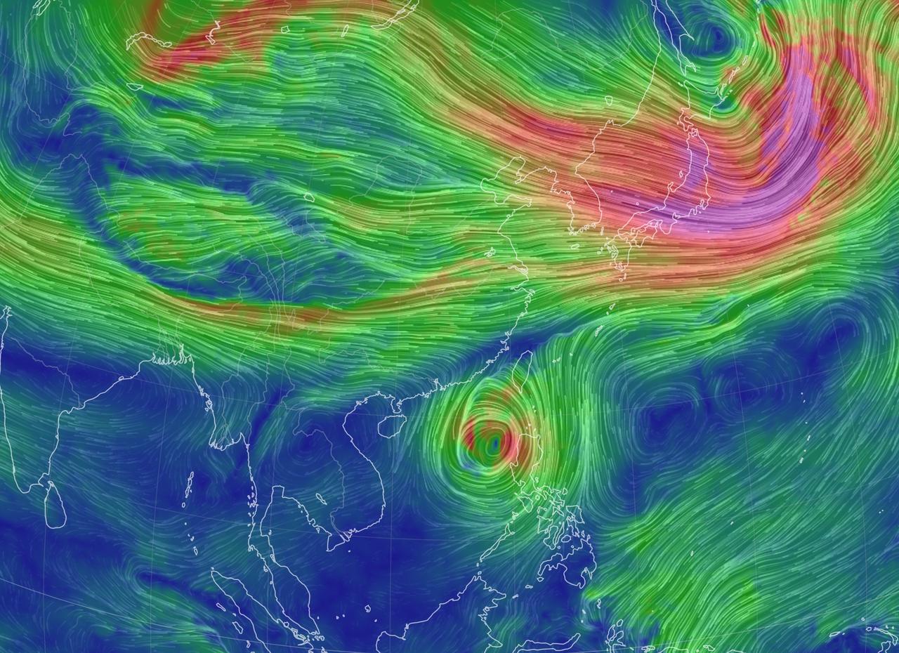 转章：夏云回眸
台风凤凰已经穿过吕宋岛并进入南海东北部海面。此时它已经来到副热带