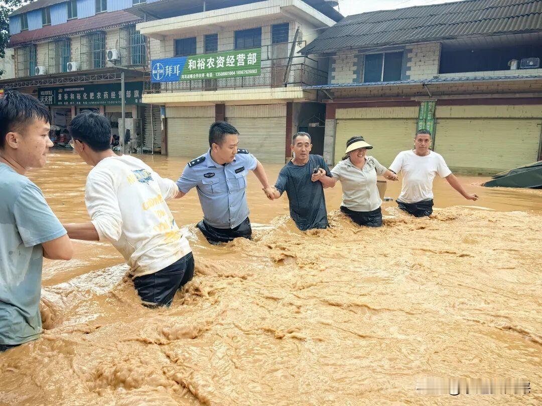 俗话说“天要下雨娘要嫁人”，云南普洱市景谷县永平镇连遭强降雨侵袭，勐嘎河水位急剧