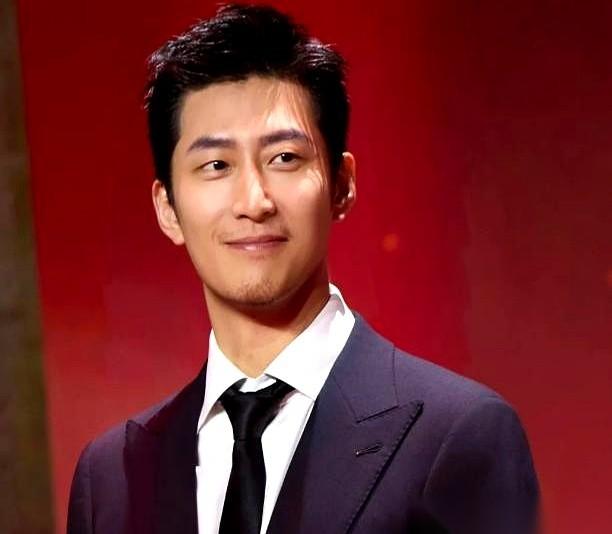 聊聊《主角》里的窦骁。
开播那会儿，弹幕里几乎全是给男二封潇潇加油的。谁都觉得，
