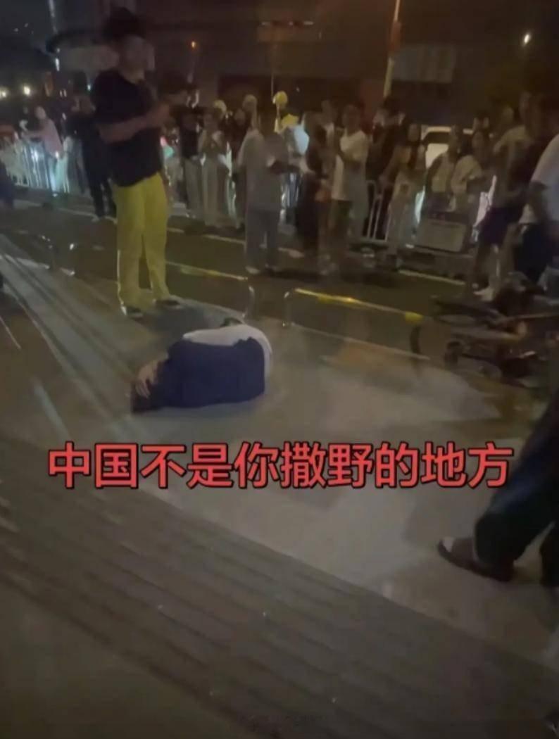 徐州留学生插队吐口水被市民制止中国不是撒野之地！6月9日晚，徐州金鹰商圈，两名外