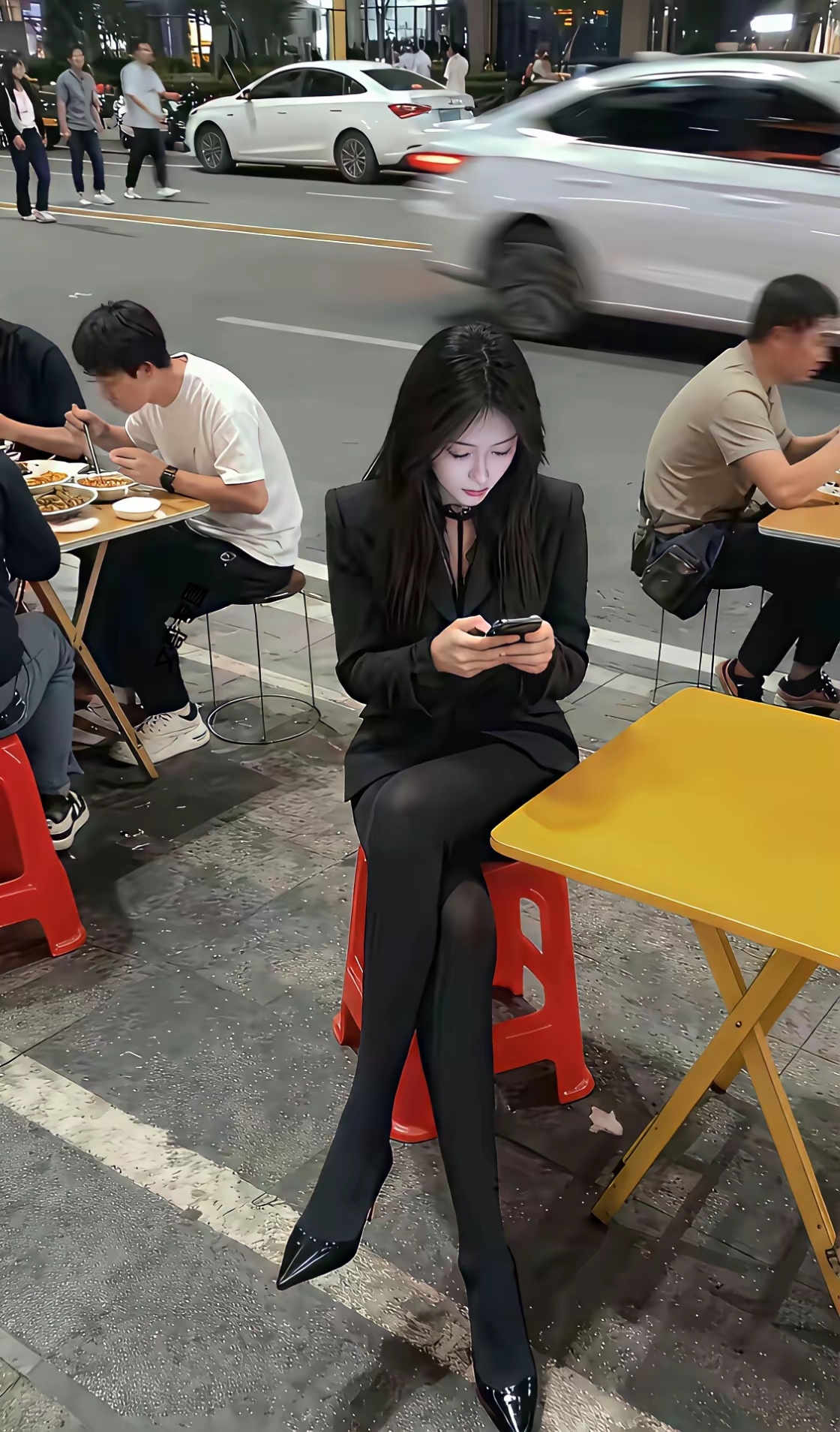 为什么路边摊很少出现这样的女孩呢？ 