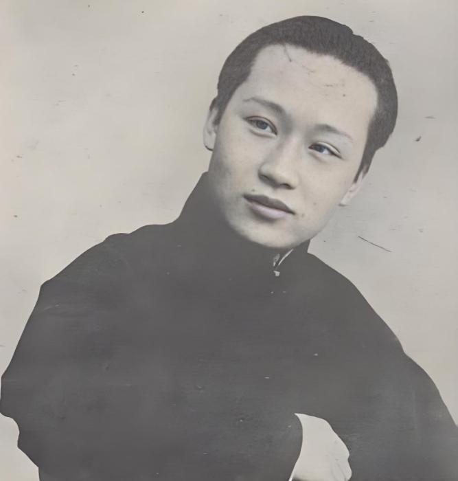 1918年，京剧大师荀慧生娶妻，入洞房后，红盖头一掀，他却吓得脸色大变，立马跳下