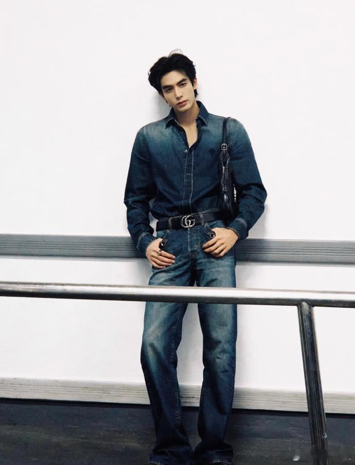 宋威龙上榜最佳穿搭宋威龙上榜VOGUE一周最佳穿搭，顶级男模实至名归。浓颜最严厉