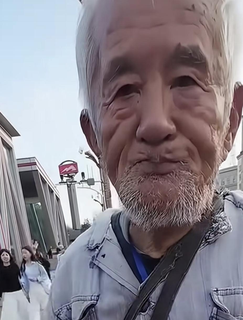 大爷教你真本事 
你把大爷挂网上 
男子和乞丐大爷聊天， 本以为要听他的悲惨经历