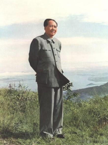 我最喜爱的是《沁园春·雪》。开篇“北国风光，千里冰封，万里雪飘”，尽显雄浑壮阔；