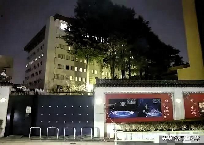 原来日本那个持刀强闯大使馆的军官曾经被咱们审讯了大概三个小时。很多最新消息陆续传