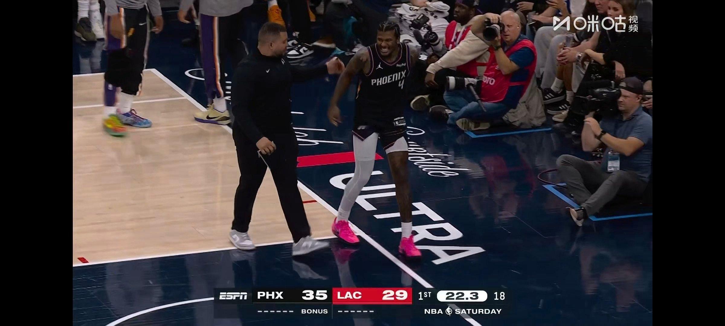 格林似乎又拉伤腿筋了[跪了][跪了][跪了]千万别有事啊太阳vs快船 ​​​