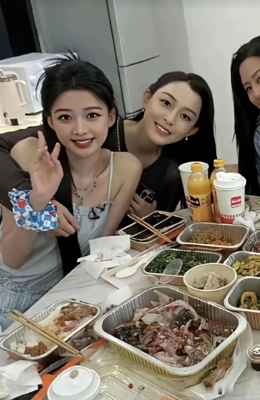 她被别人包养了十年，虽然失去了青春，却收获了金钱，没有孩子，只有房子和钞票，这样
