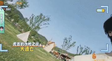 陆虎的水枪之战，像一个做了坏事被公园里的两个老大爷追着打！
虎子累到变形！真惨啊