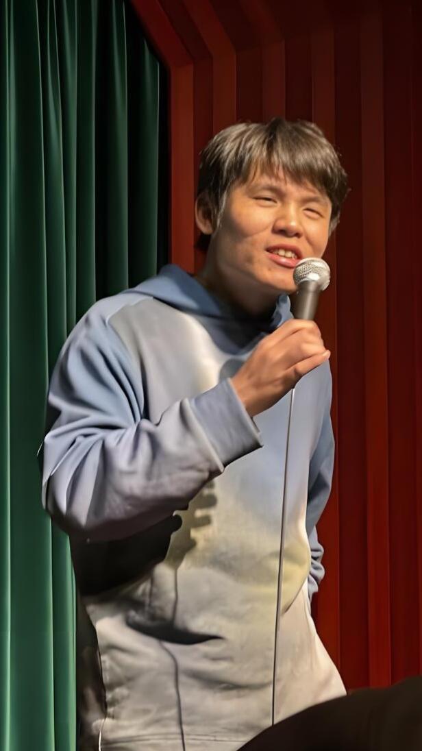 何广智被说偶像派脱口秀给何广智夸成翘嘴了艺笔封神 偶像派脱口秀，六个字把何广智整