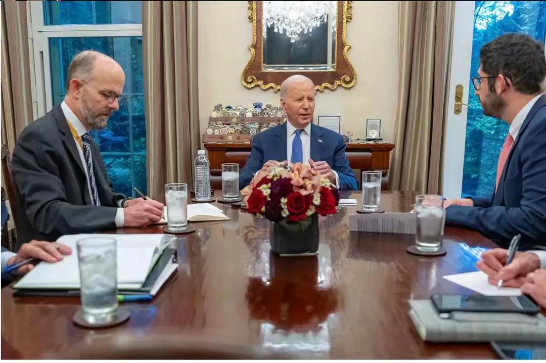 拜登在白宫接受采访，主要针对乌克兰加入北约的问题。

记者问，乌克兰的结局会是什