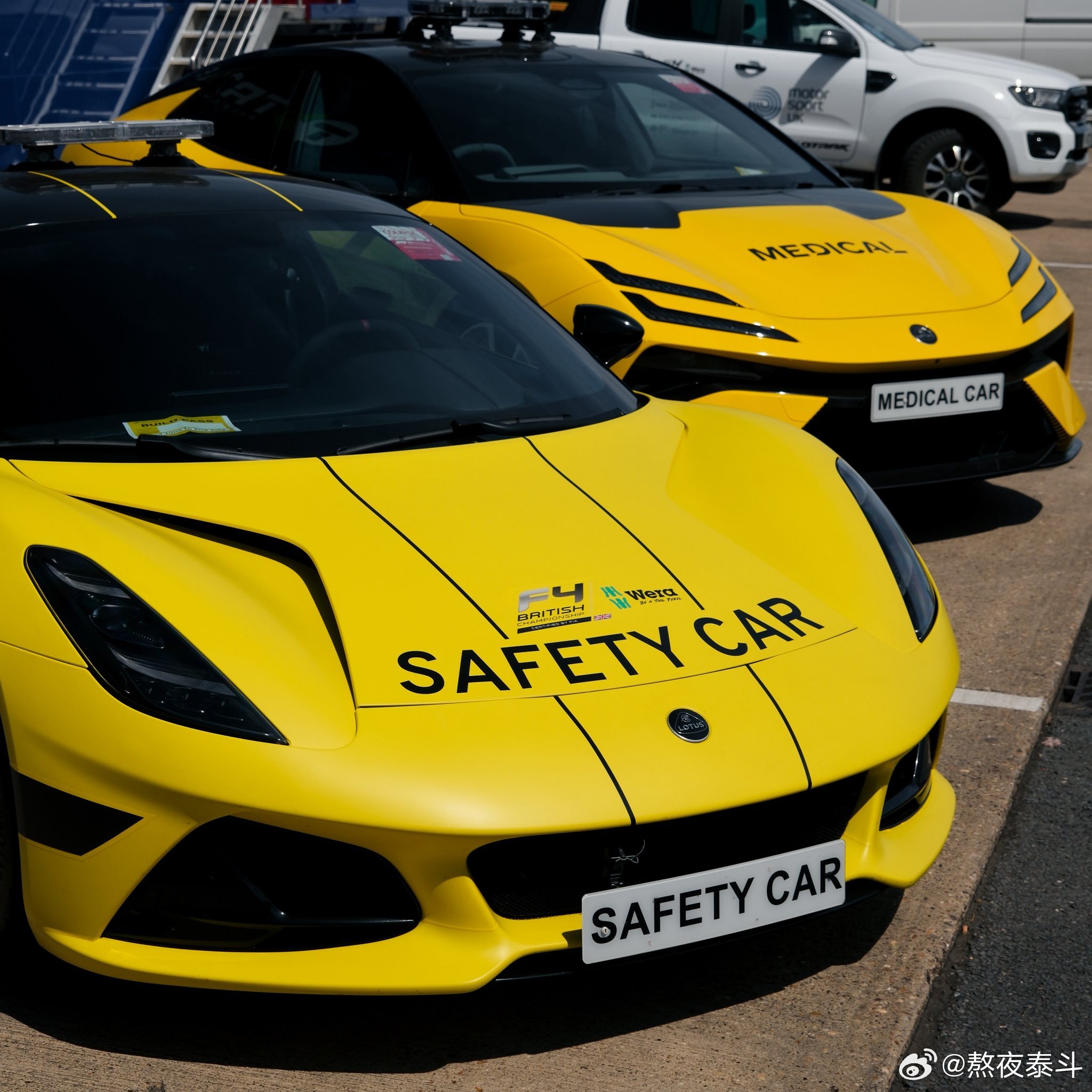 2025F4英国锦标赛的安全车和医疗车——路特斯Emira和Eletre。路特斯
