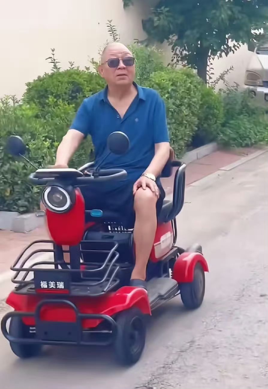 有啥不如有个好儿子。王宝强父亲77岁骑着电三轮悠然遛弯，体态精神宛若五十七岁中年
