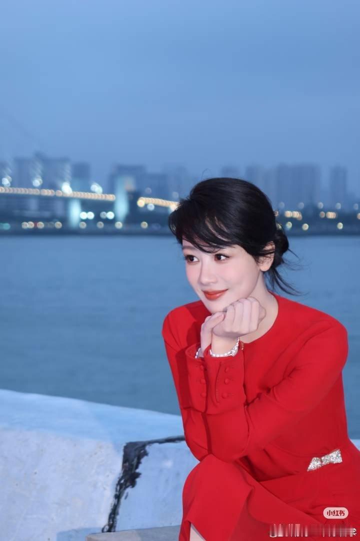 杨紫华伦天奴品牌活动造型，明艳优雅大方，新年大红大紫！ 