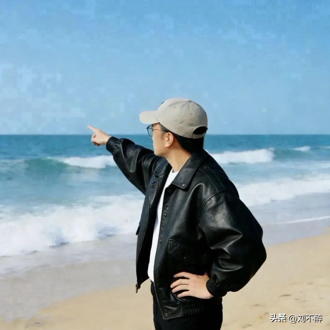 不醉于俗，只忠于心。
头条喧闹纷扰，我自清醒不醉。
只谈实事、只讲真话，
不逢迎