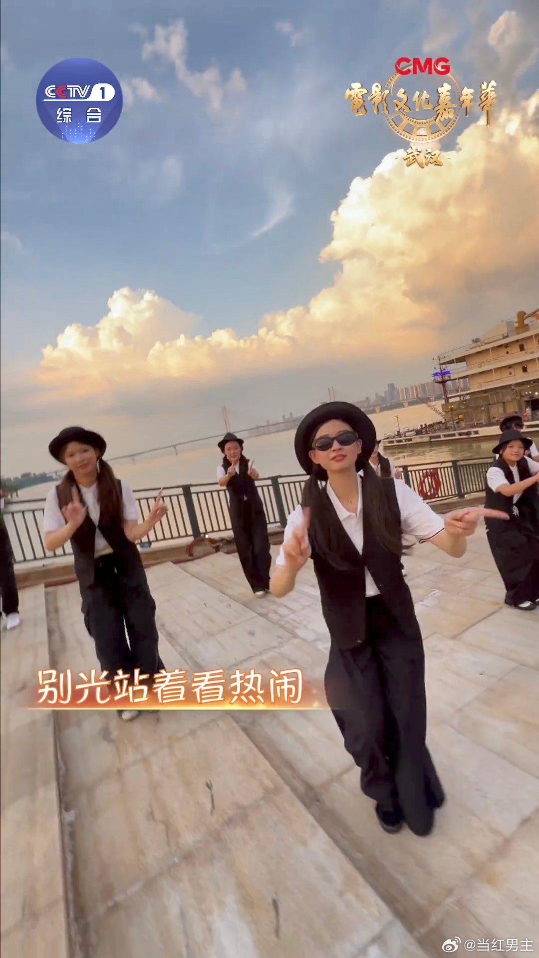 一支舞打卡武汉地标 东湖绿道旁，晨光中舒展身姿。今天全民健身日 舞是呼吸，湖是心