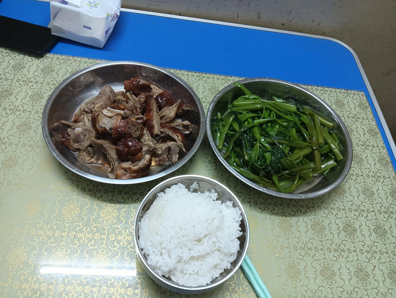 一个人在深圳打工的生活，每天基本都是2点一线，每天都是早出晚归，今天晚上没有加班