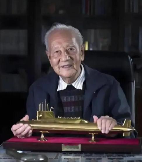 1988年，64岁的黄旭华亲自坐进核潜艇，下潜至极限深度，舱壁嘎吱呻吟，灯泡集体