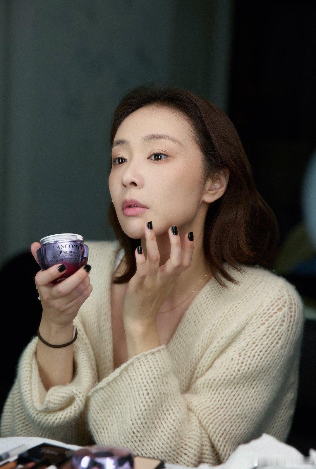 高叶出发图向上气场全开 微博之夜出发图状态太绝了！高叶妆容精致干净，皮肤细腻透亮