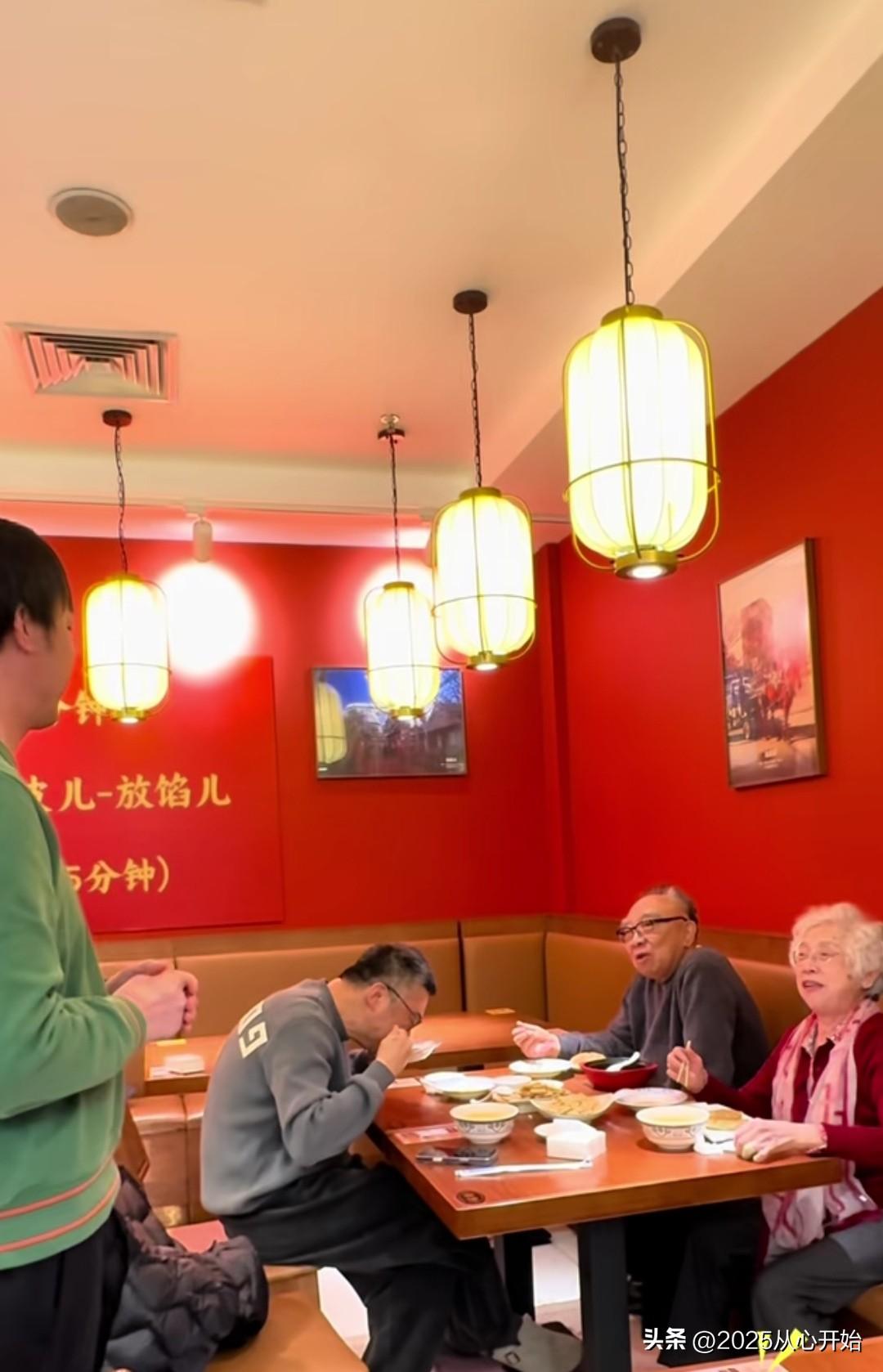 老戏骨鲍国安一家太有爱心了。
最近，《三国演义》曹操饰演者鲍国安老师一家在北京一